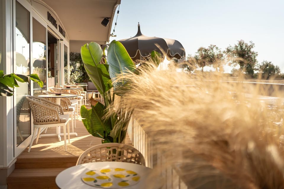 Restaurant/places to eat, Lounge or bar