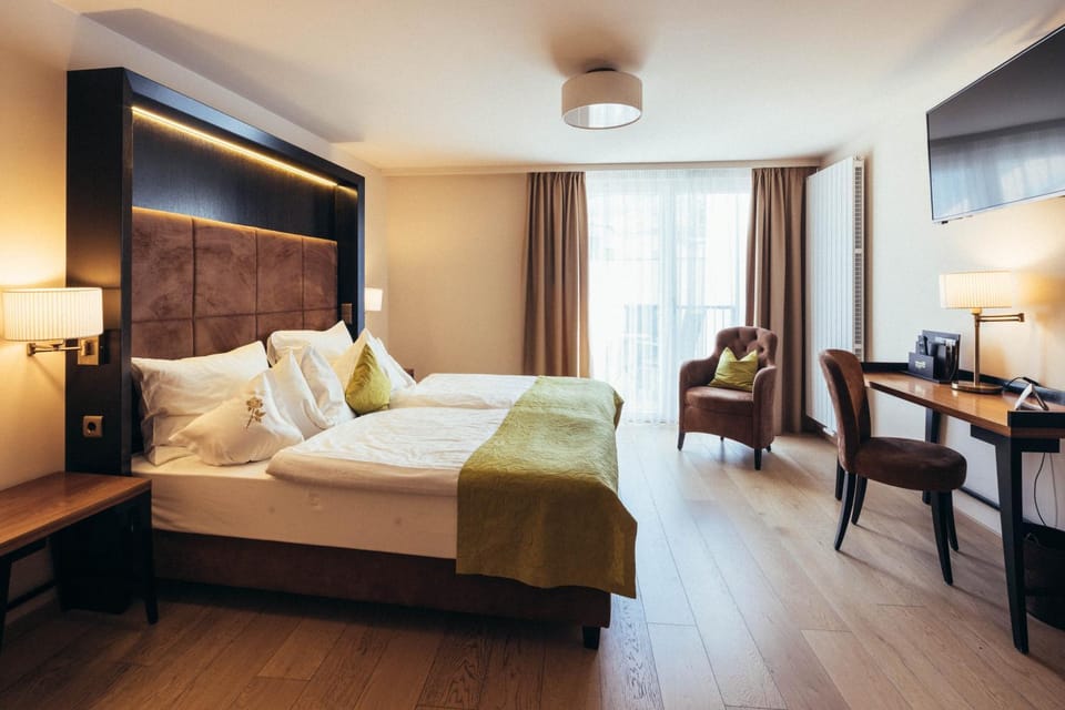 Bed, TV and multimedia, Photo of the whole room, Bedroom