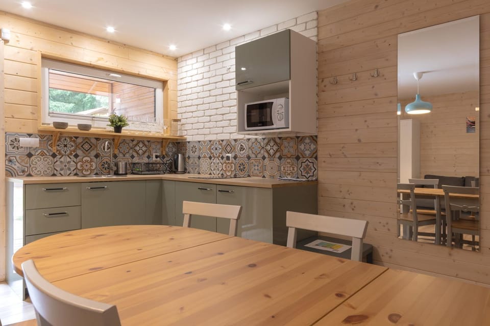 Kitchen or kitchenette, Dining area, stove