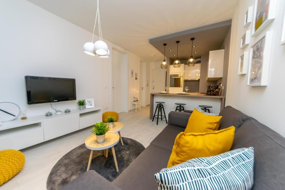 TV and multimedia, Coffee/tea facilities, Kitchen or kitchenette, Living room, Seating area, Dining area