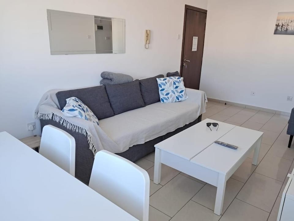 Delphi Court - large 1 bed -sleeps 4, Near sea/beach - free wifi Apartment in Limassol City