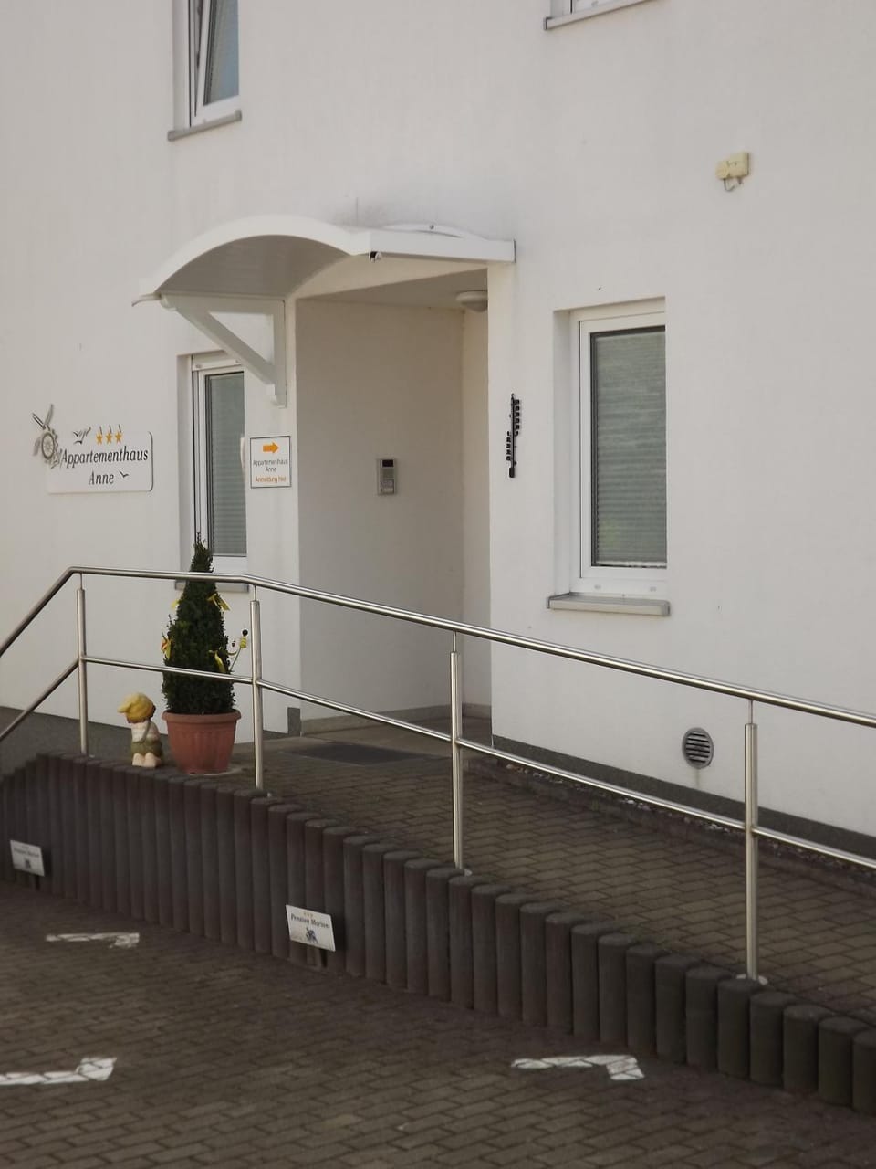 Facade/entrance