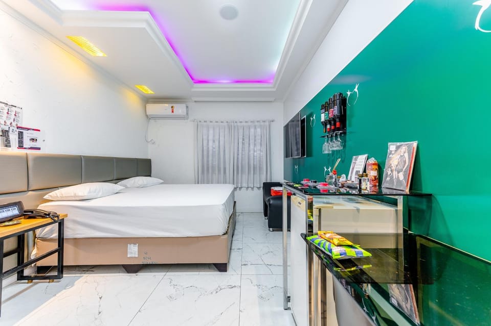 Shower, Toilet, Bed, Bathroom, TV and multimedia