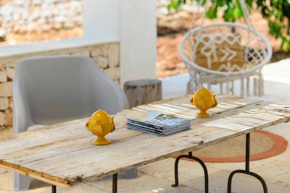 Patio, Day, Dining area