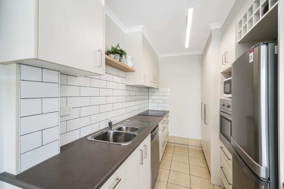 Moololaba Family Unit 100m To Beach Apartment in Sunshine Coast