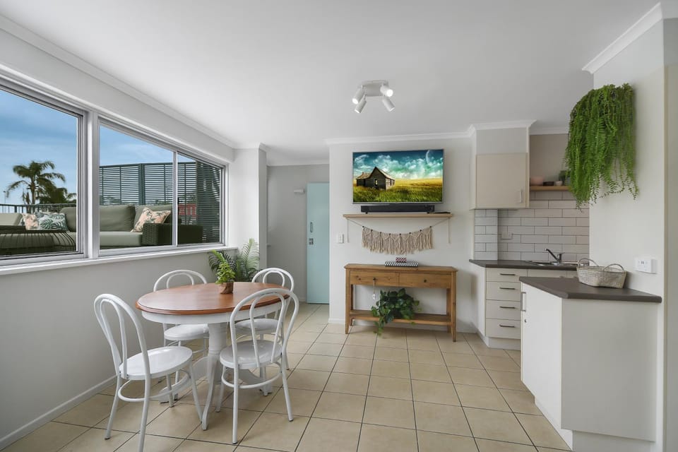 Moololaba Family Unit 100m To Beach Apartment in Sunshine Coast