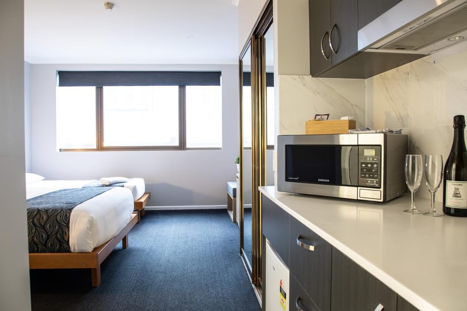 Kitchen or kitchenette, minibar