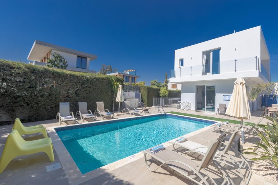 Property building, Day, Garden, Swimming pool, sunbed