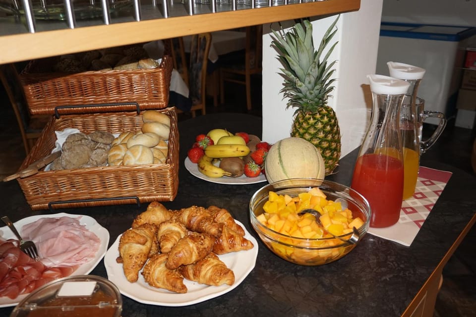 Food and drinks, Food, Breakfast, Continental breakfast, Buffet breakfast