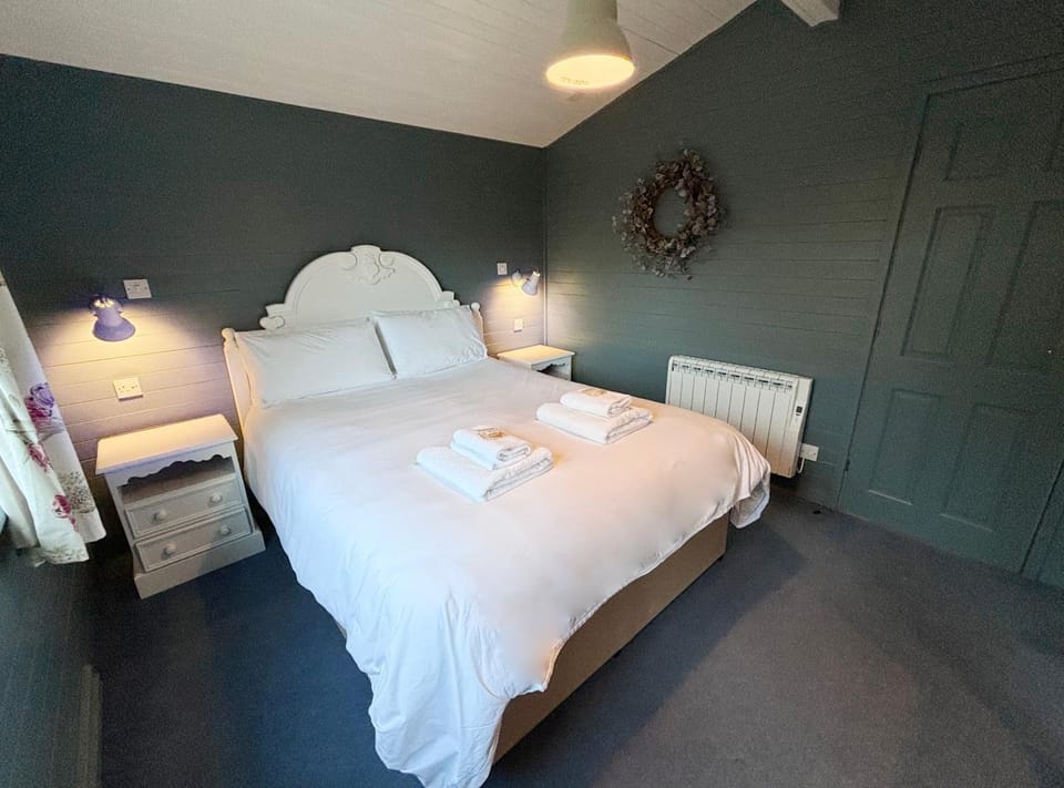 Lapwing Lodge with loch and mountain view Chalet in Scotland