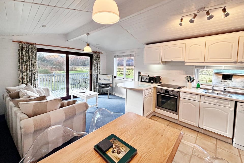 Lapwing Lodge with loch and mountain view Chalet in Scotland