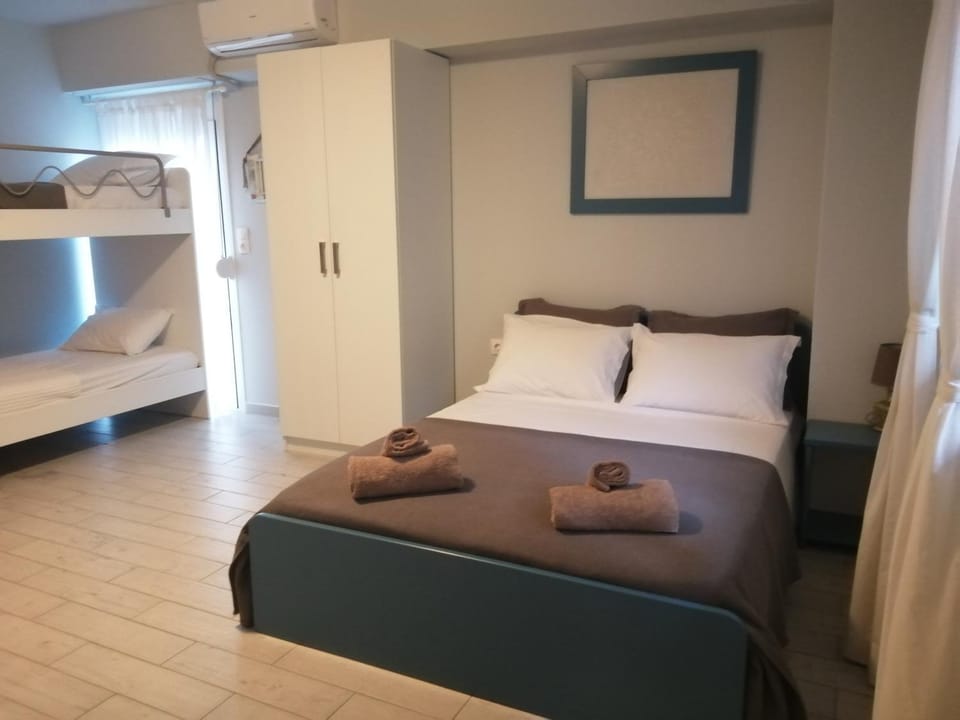 Bed, Photo of the whole room, Bedroom, bunk bed