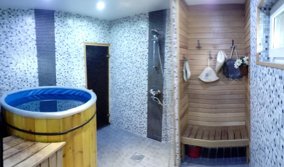 Hot Tub, Sauna