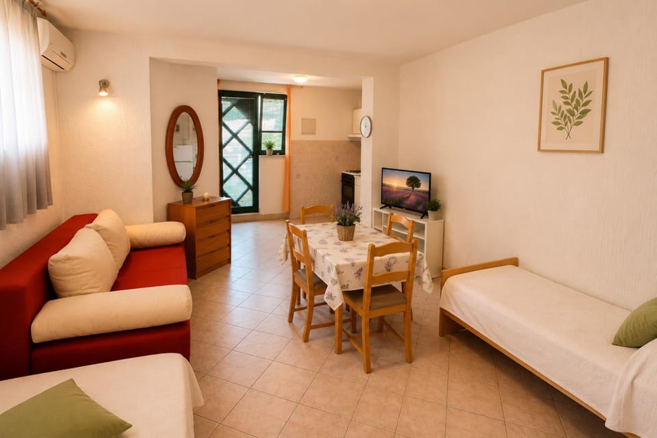 Bed, TV and multimedia, Living room, Photo of the whole room, Seating area, Dining area, Bedroom