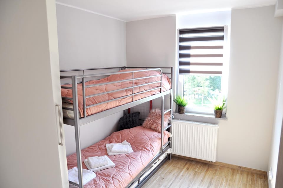 Bedroom, bunk bed