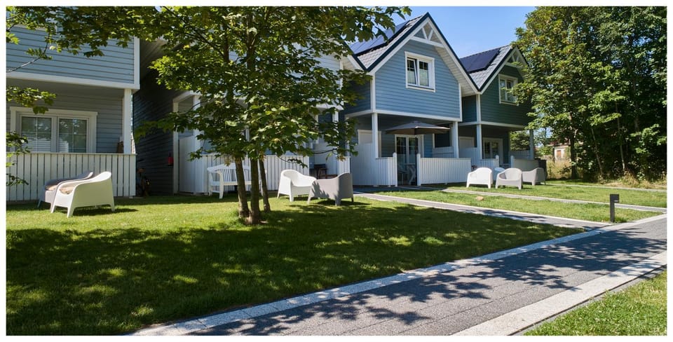 Property building, Spring, Day, Neighbourhood, Natural landscape, Garden, Garden view