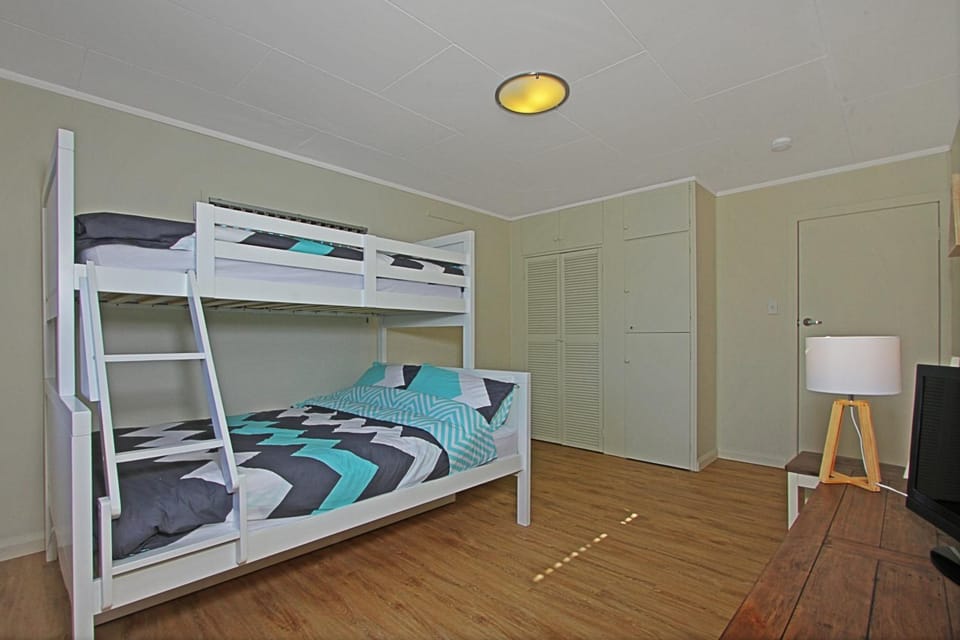 Bedroom, bunk bed