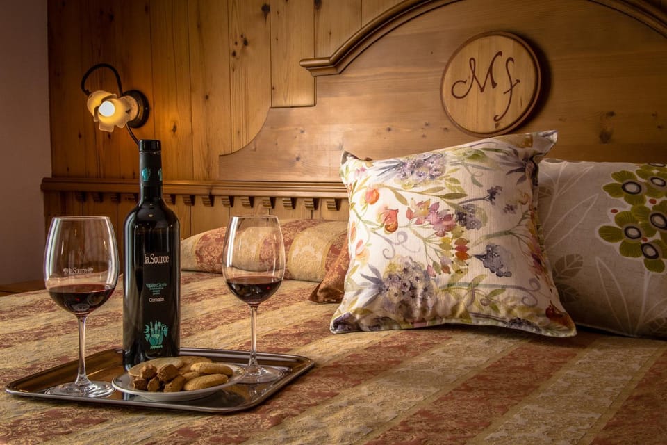 Bed, Food and drinks, Bedroom