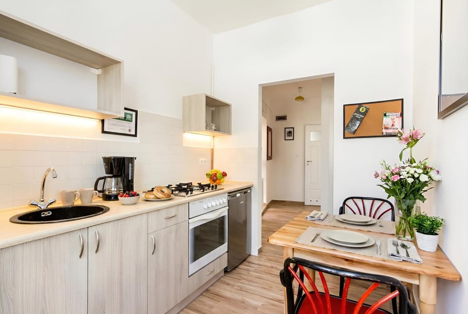 Kitchen or kitchenette, oven, kitchen