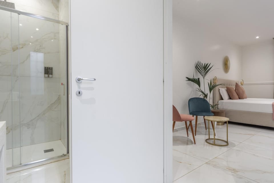 Shower, Bed, Bathroom, Photo of the whole room, Bedroom