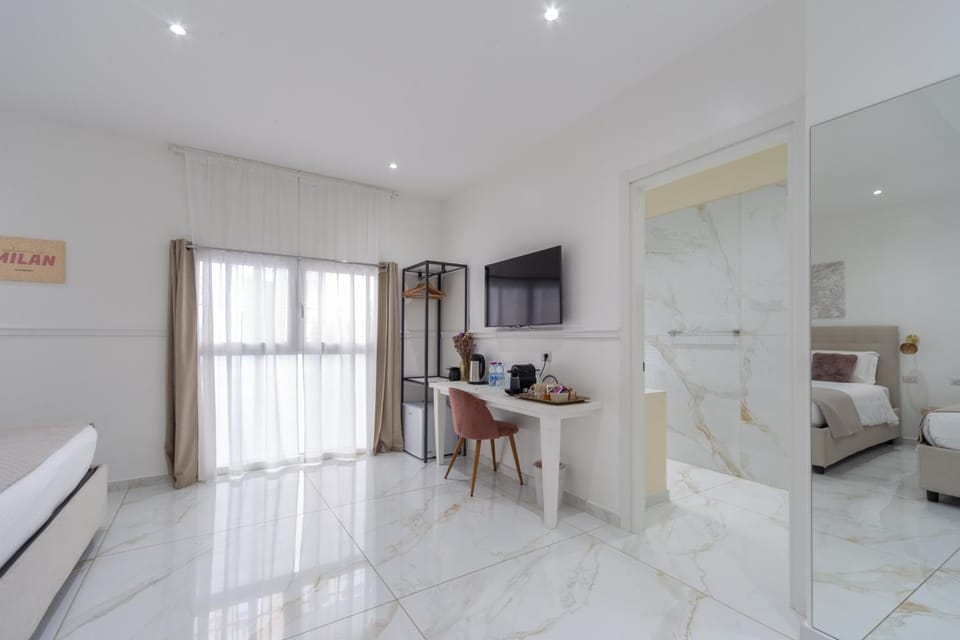 Bed, TV and multimedia, Photo of the whole room, Bedroom