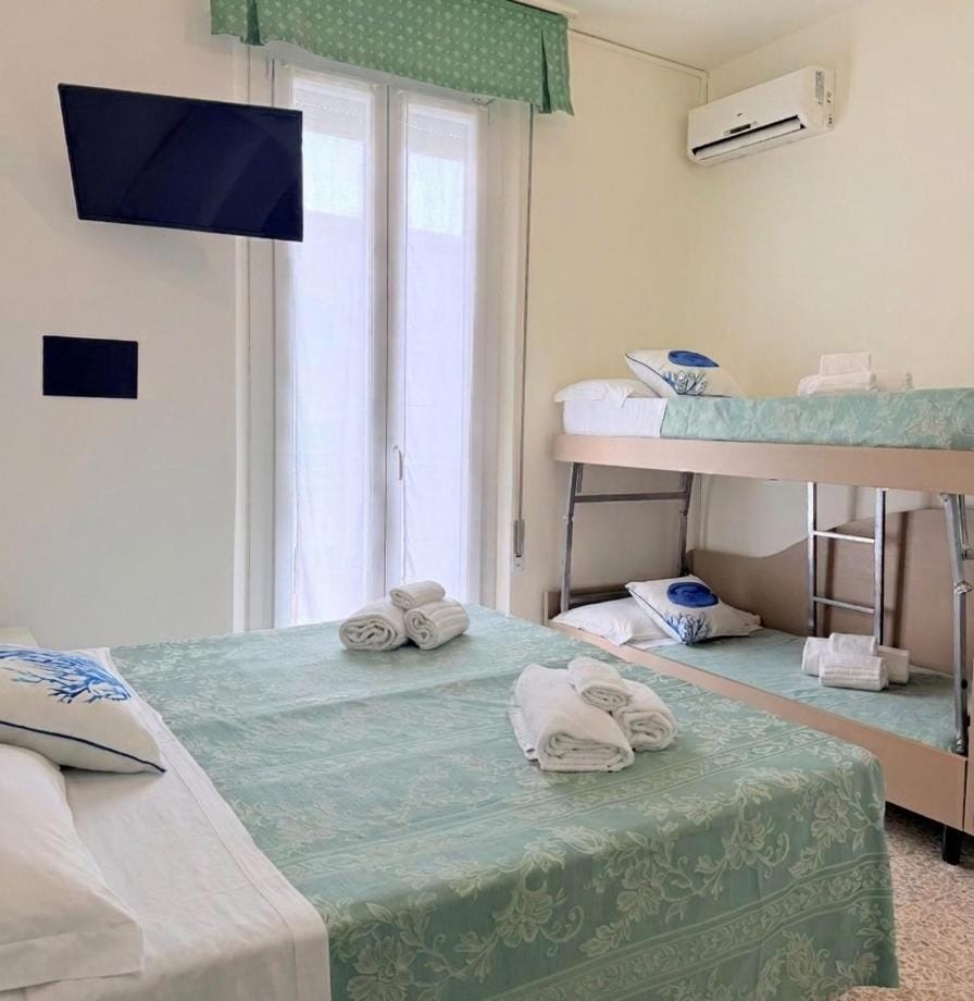 Bed, TV and multimedia, Photo of the whole room, bunk bed, towels