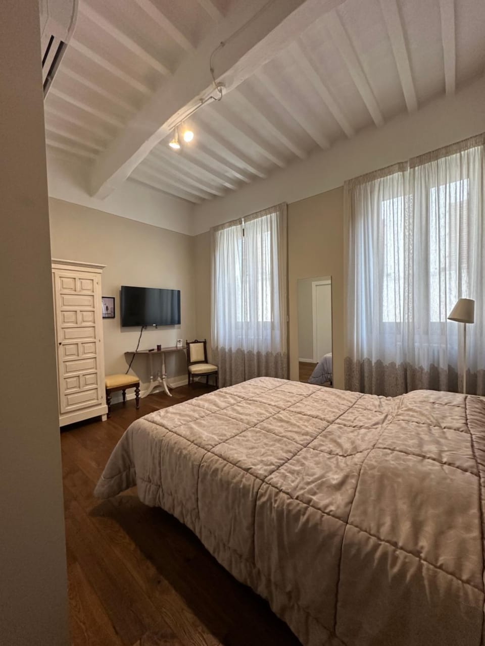 Bed, TV and multimedia, Photo of the whole room, Bedroom