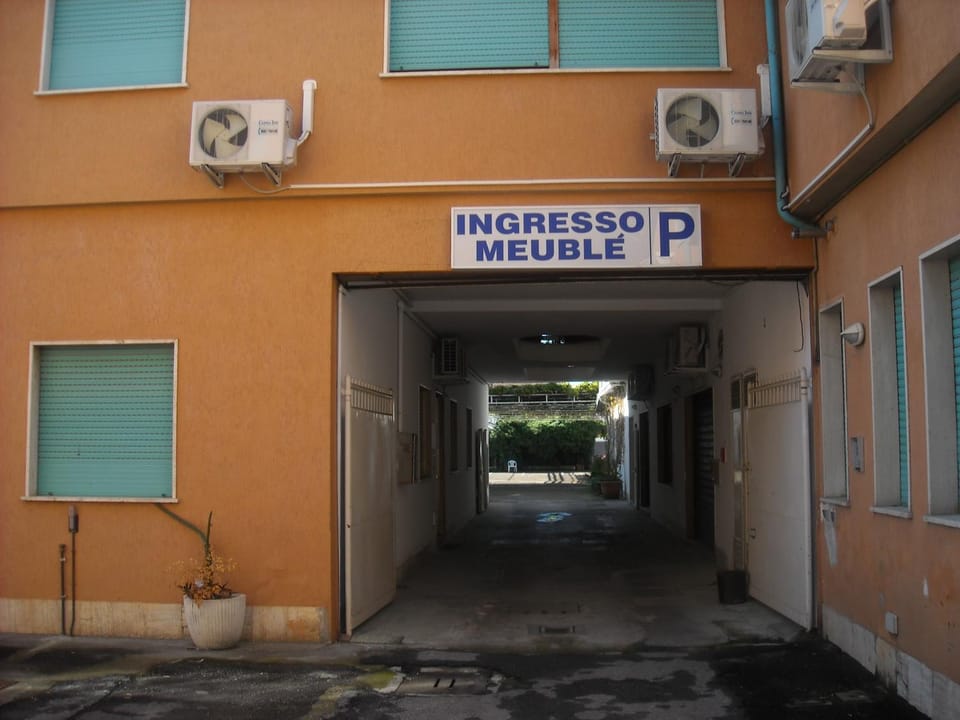Facade/entrance
