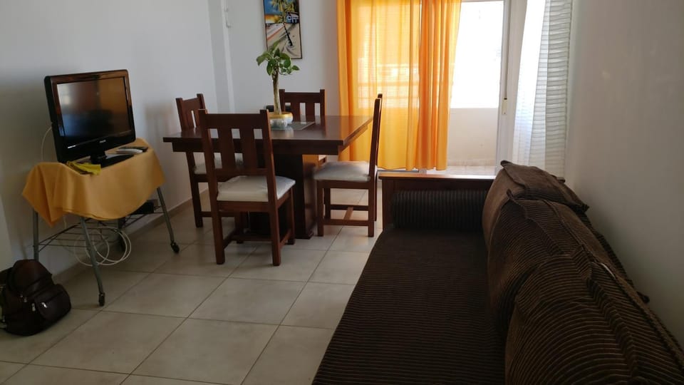 Communal lounge/ TV room, TV and multimedia, Living room, Seating area, Dining area