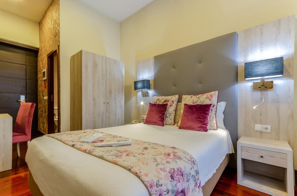 Bed, Photo of the whole room, Decorative detail
