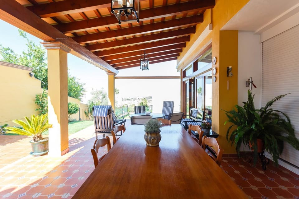 Photo of the whole room, Dining area