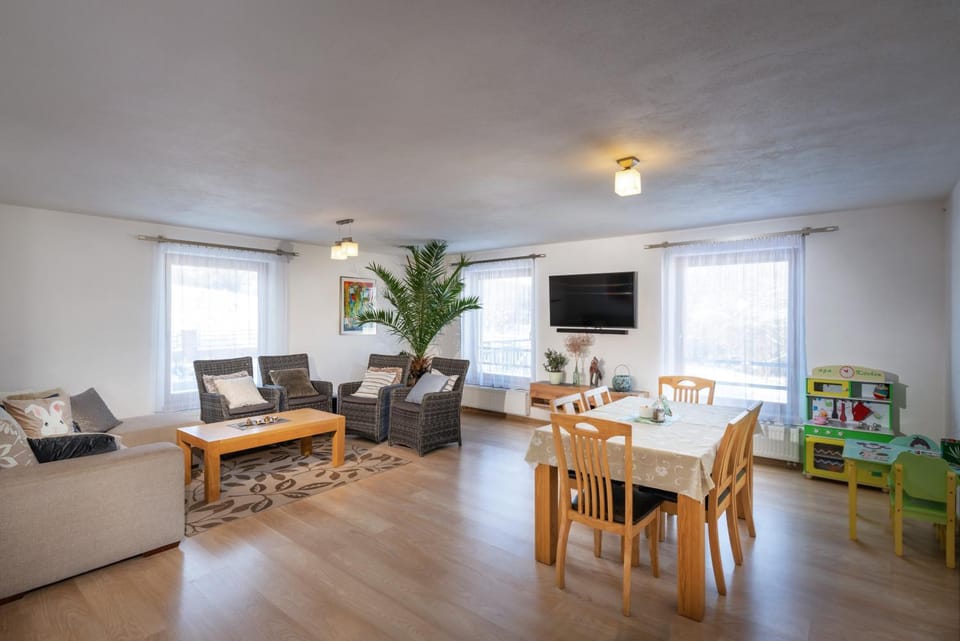 TV and multimedia, Living room, Seating area, Dining area