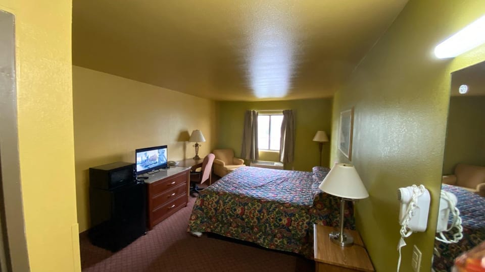 Communal lounge/ TV room, Bed, TV and multimedia, Bedroom
