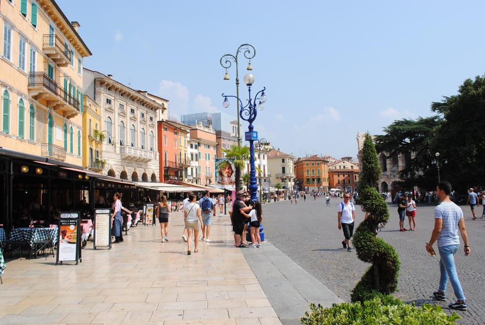 Nearby landmark, Restaurant/places to eat, Neighbourhood, Shopping Area