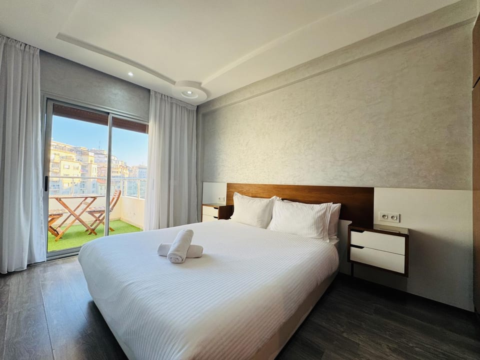Bed, Photo of the whole room, Bedroom, towels