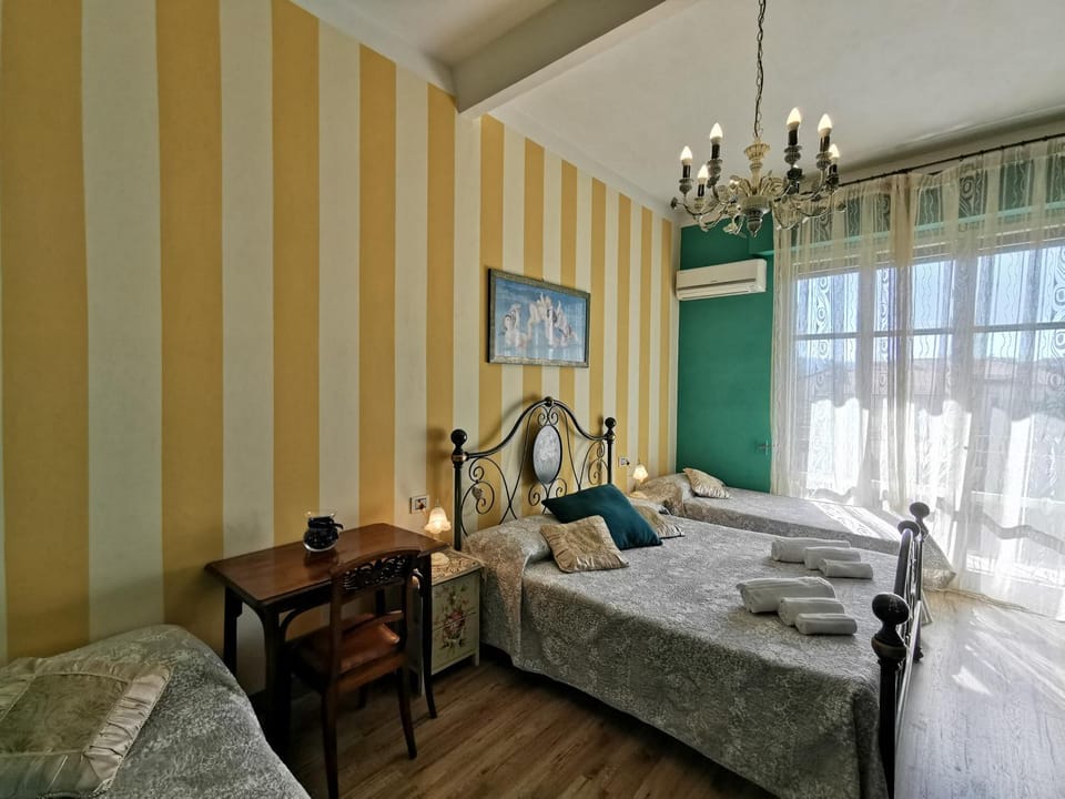Photo of the whole room, Bedroom, towels