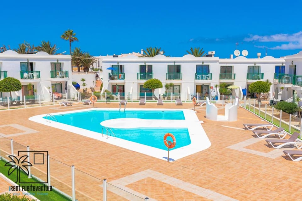 Pool view, Swimming pool, sunbed