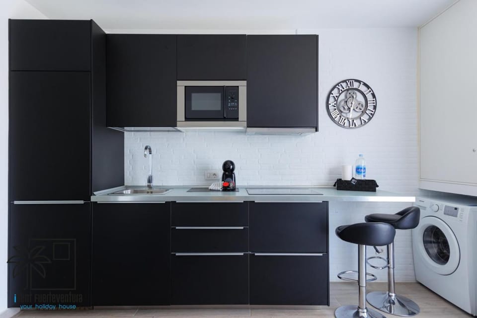Coffee/tea facilities, Kitchen or kitchenette, stove, toaster, washing machine