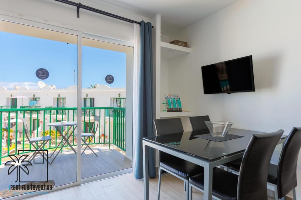 TV and multimedia, Living room, Dining area, Pool view