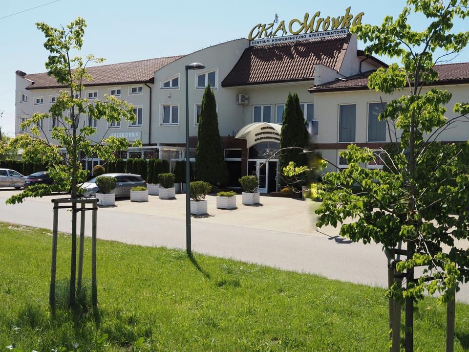 Property building, Spring, Day, Neighbourhood, Natural landscape, Garden view, Street view, Parking