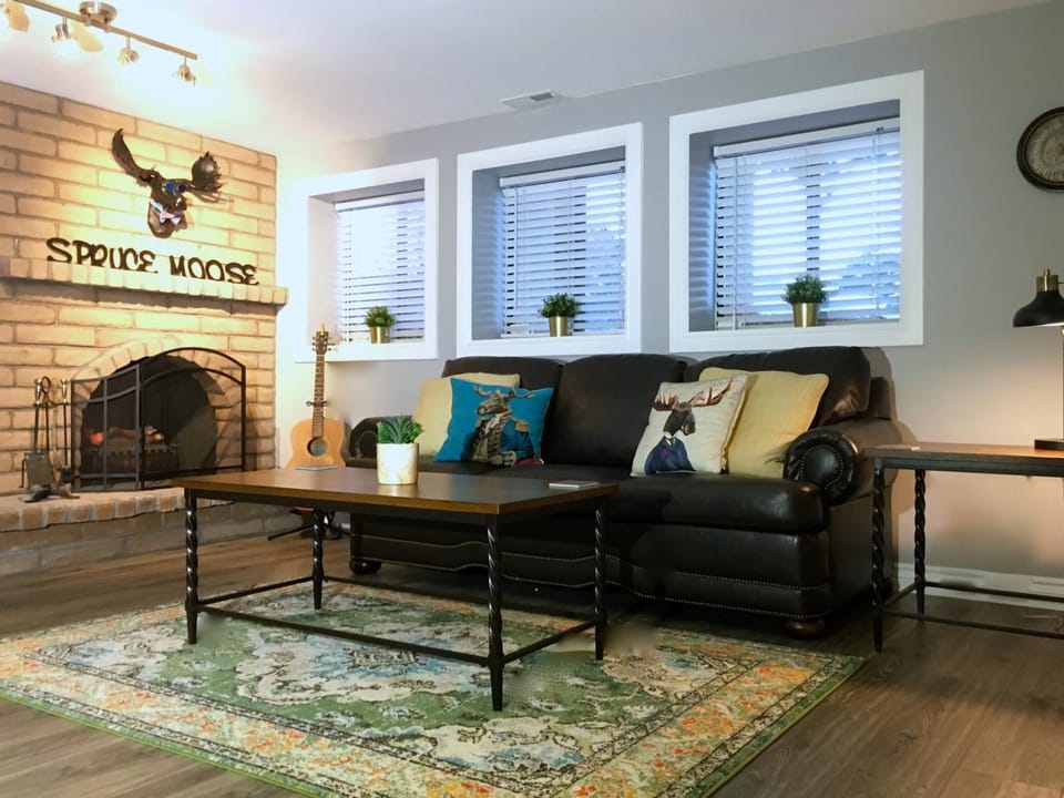 TV and multimedia, Living room, Decorative detail, Seating area, Quiet street view