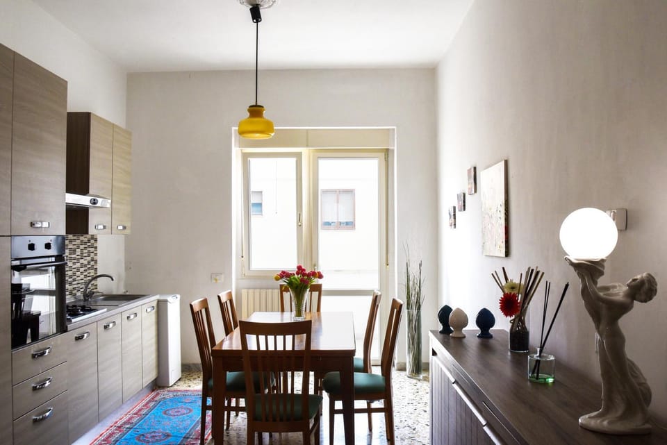 Kitchen or kitchenette, Living room, Seating area, Dining area, pet friendly, stove, washing machine