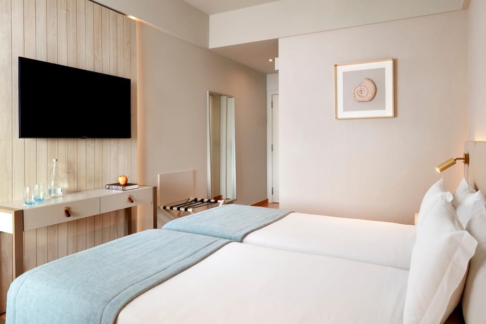 Balcony/Terrace, Bedroom, Pool view, Sea view