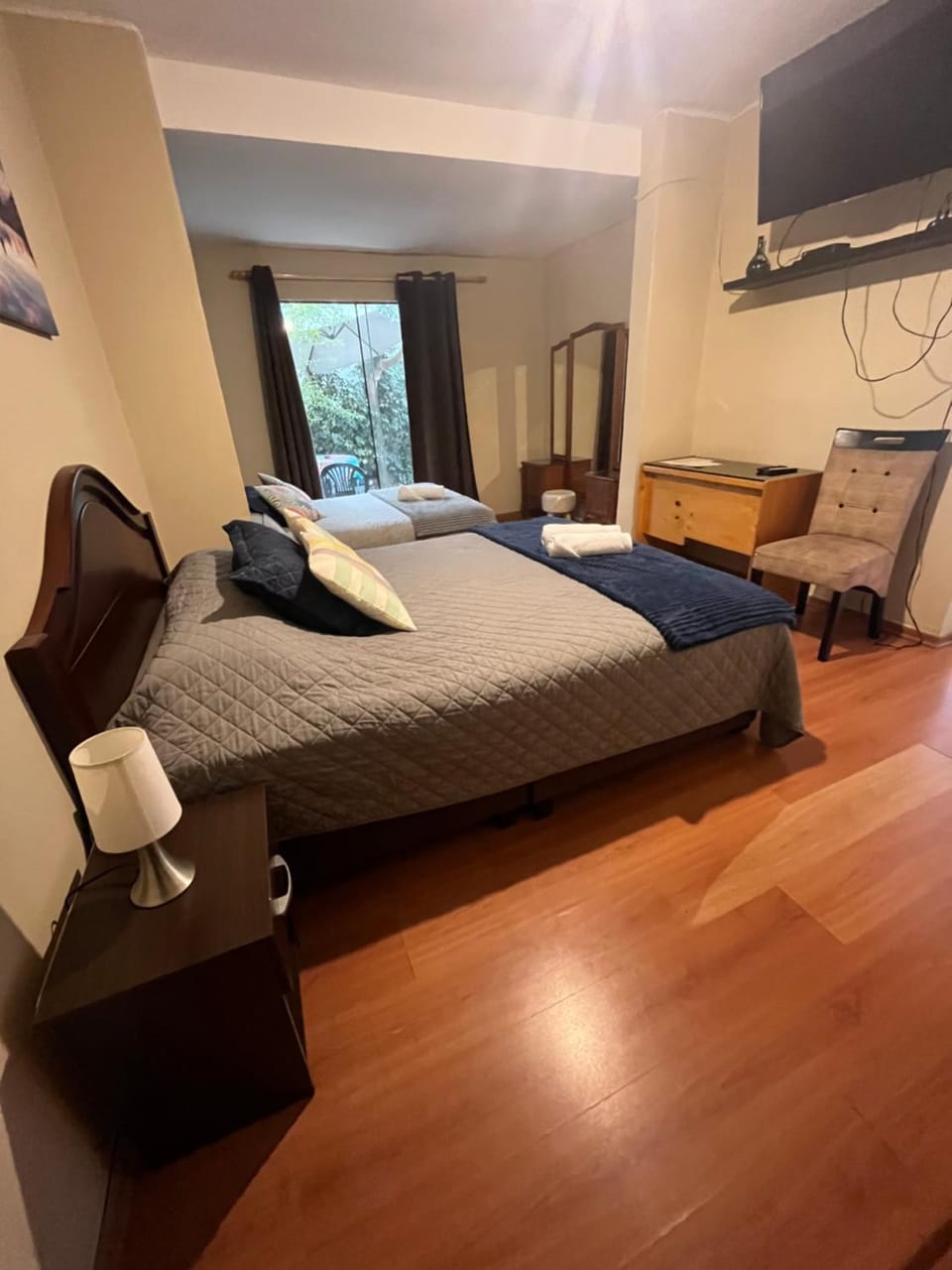 Bed, TV and multimedia, Photo of the whole room, Bedroom