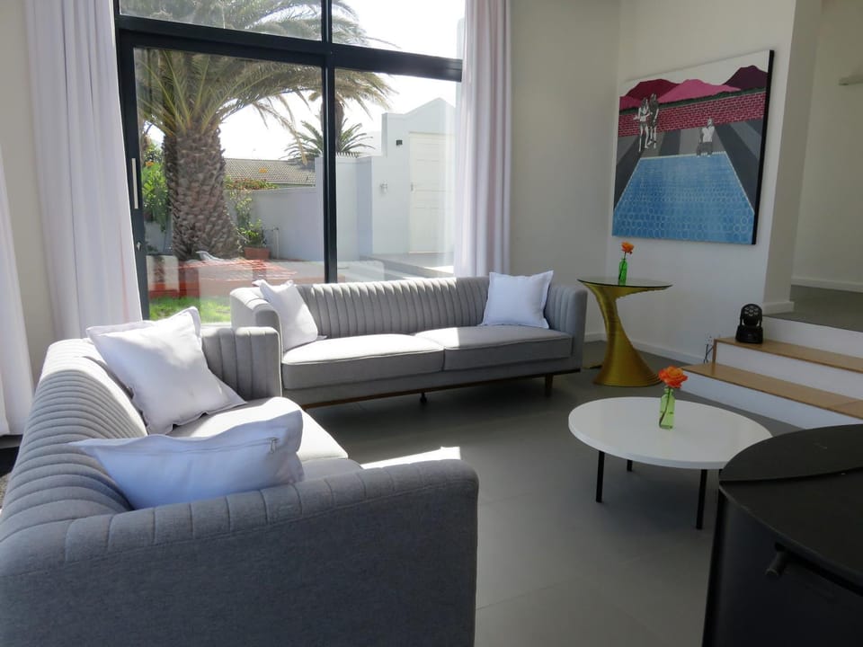 Communal lounge/ TV room, Garden, Living room