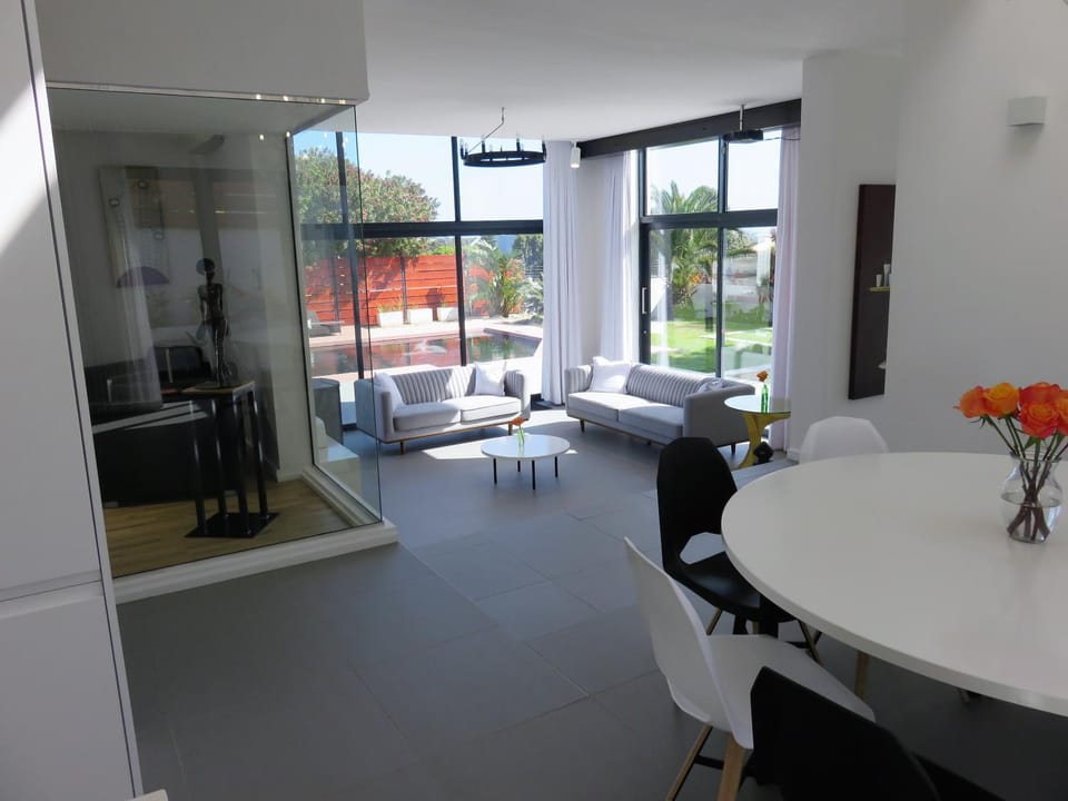 Communal lounge/ TV room, Garden, Communal kitchen, Garden view, Pool view, Swimming pool