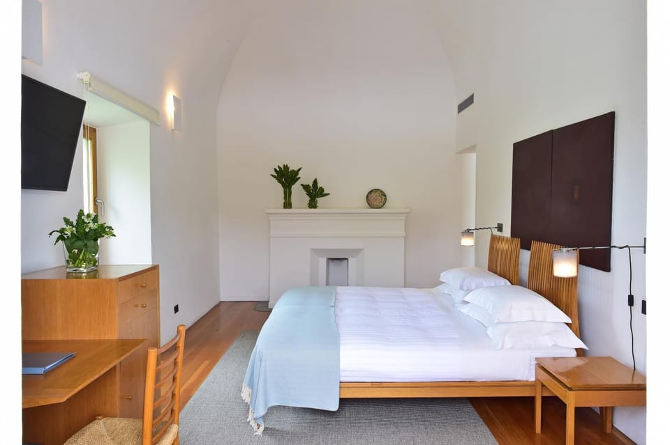 Bed, Photo of the whole room, Decorative detail
