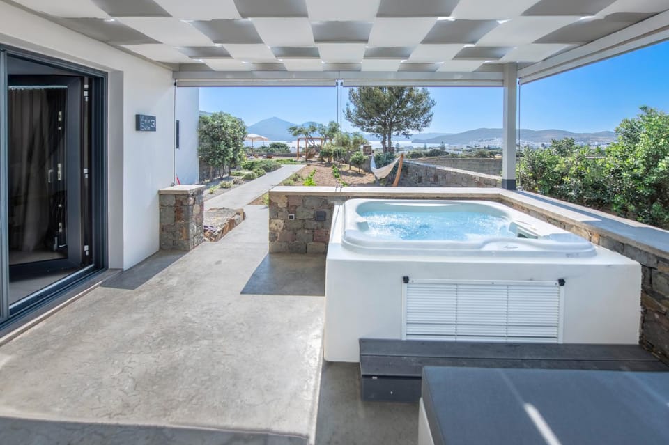 Patio, Day, Hot Tub, Balcony/Terrace
