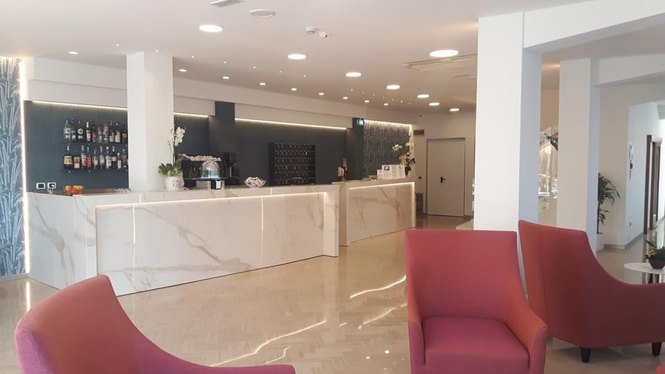 Communal lounge/ TV room, Lobby or reception, Lounge or bar
