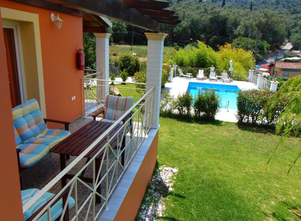 Balcony/Terrace, Seating area, Swimming pool, Swimming pool